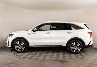 Подержанный автомобиль Kia Sorento 2022 года (8 фото)