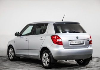 Подержанный автомобиль Skoda Fabia Hatchback 2011 года (7 фото)
