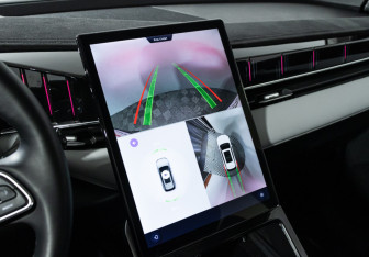 Подержанный автомобиль Geely Atlas 2023 года (15 фото)