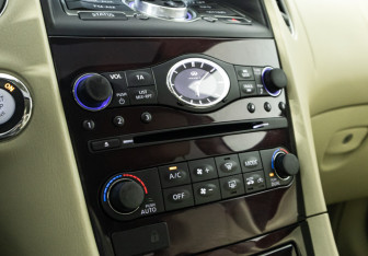 Подержанный автомобиль Infiniti QX50 2016 года (15 фото)