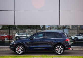Подержанный автомобиль Porsche Cayenne 2010 года (9 фото)