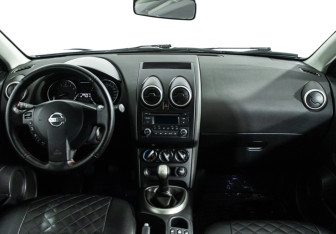 Подержанный автомобиль Nissan Qashqai+2 2012 года (13 фото)