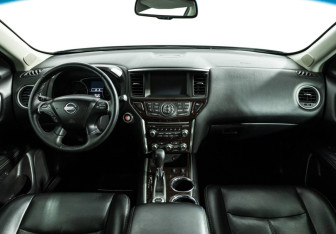 Подержанный автомобиль Nissan Pathfinder 2015 года (13 фото)