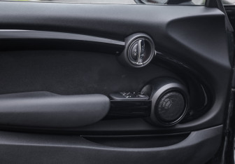 Подержанный автомобиль MINI Hatch 2020 года (21 фото)