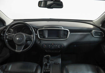 Подержанный автомобиль Kia Sorento 2017 года (9 фото)