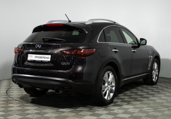 Подержанный автомобиль Infiniti QX70 2013 года (5 фото)