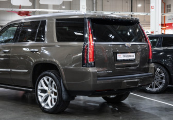 Подержанный автомобиль Cadillac Escalade Suv 2015 года (12 фото)