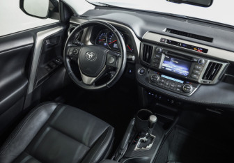 Подержанный автомобиль Toyota RAV4 2013 года (9 фото)