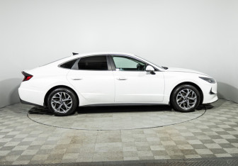 Подержанный автомобиль Hyundai Sonata 2020 года (4 фото)