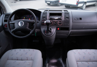 Подержанный автомобиль Volkswagen Transporter Minivan 2005 года (10 фото)