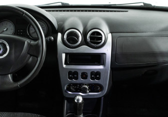Подержанный автомобиль Renault Sandero 2011 года (14 фото)