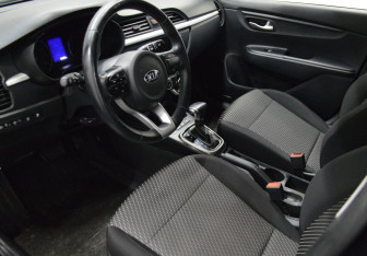 Подержанный автомобиль Kia Rio Sedan 2018 года (9 фото)