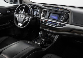 Подержанный автомобиль Toyota Highlander 2014 года (9 фото)
