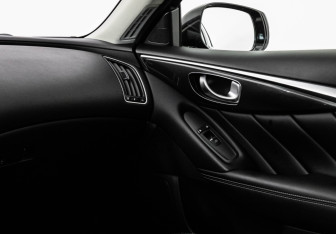 Подержанный автомобиль Infiniti Q50 2016 года (18 фото)