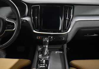 Подержанный автомобиль Volvo V60 2019 года (15 фото)