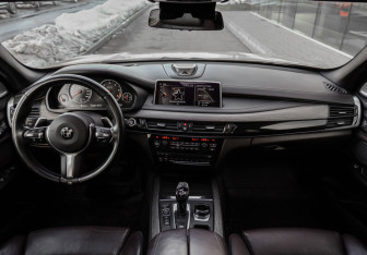 Подержанный автомобиль BMW X5 2013 года (10 фото)