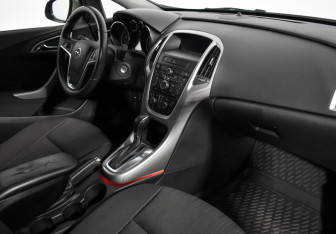 Подержанный автомобиль Opel Astra Hatchback 2011 года (12 фото)