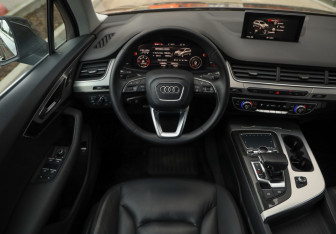 Подержанный автомобиль Audi Q7 2017 года (12 фото)