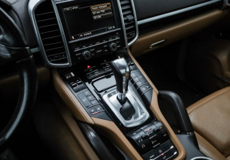 Подержанный автомобиль Porsche Cayenne 2011 года (25 фото)