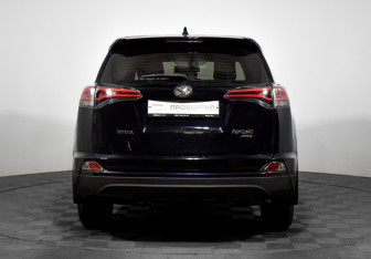 Подержанный автомобиль Toyota RAV4 2018 года (6 фото)