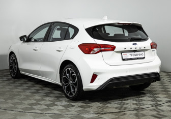 Подержанный автомобиль Ford Focus Hatchback 2021 года (7 фото)