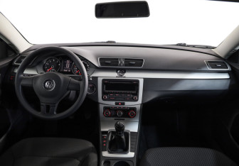 Подержанный автомобиль Volkswagen Passat Sedan 2012 года (8 фото)