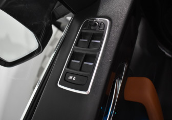 Подержанный автомобиль Jaguar F-Pace 2016 года (16 фото)