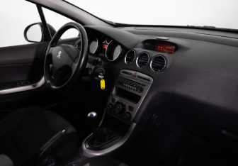 Подержанный автомобиль Peugeot 308 Hatchback 2012 года (10 фото)