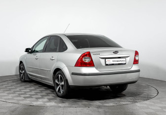 Подержанный автомобиль Ford Focus Sedan 2006 года (7 фото)