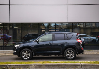 Подержанный автомобиль Toyota RAV4 2012 года (9 фото)