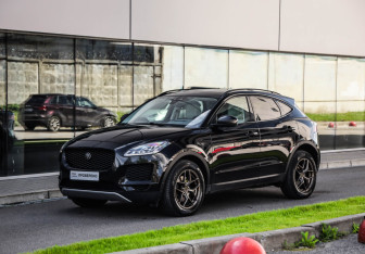 Подержанный автомобиль Jaguar E-Pace 2019 года (3 фото)