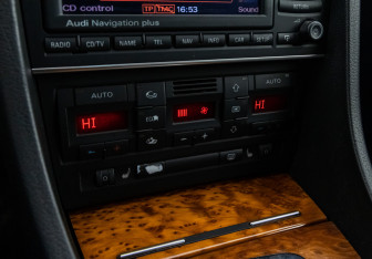 Подержанный автомобиль Audi S4 Sedan 2005 года (16 фото)