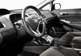 Подержанный автомобиль Honda Civic Sedan 2008 года (9 фото)