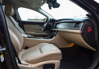 Подержанный автомобиль Jaguar XF Sedan 2018 года (25 фото)
