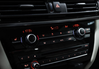 Подержанный автомобиль BMW X5 2015 года (27 фото)