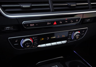 Подержанный автомобиль Audi Q7 2015 года (21 фото)