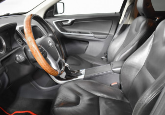 Подержанный автомобиль Volvo XC60 2012 года (10 фото)