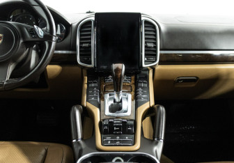 Подержанный автомобиль Porsche Cayenne 2011 года (14 фото)