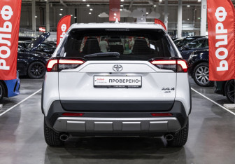 Подержанный автомобиль Toyota RAV4 2022 года (15 фото)