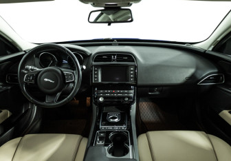 Подержанный автомобиль Jaguar XE 2016 года (13 фото)
