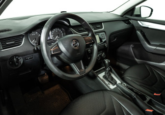 Подержанный автомобиль Skoda Octavia Liftback 2015 года (11 фото)