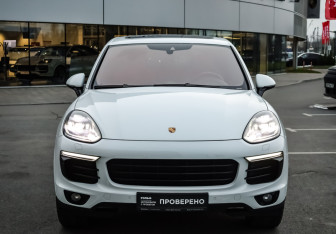 Подержанный автомобиль Porsche Cayenne 2016 года (3 фото)