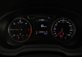 Подержанный автомобиль Audi Q3 2012 года (9 фото)