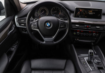 Подержанный автомобиль BMW X6 2016 года (12 фото)