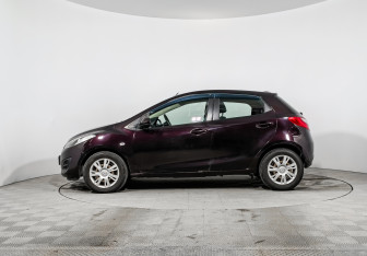 Подержанный автомобиль Mazda 2 Hatchback 2012 года (8 фото)