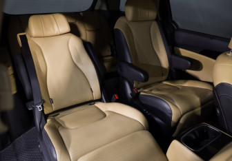 Подержанный автомобиль Kia Carnival 2021 года (31 фото)