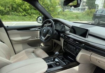 Подержанный автомобиль BMW X5 2013 года (10 фото)