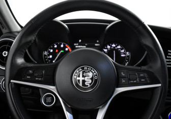 Подержанный автомобиль Alfa Romeo Giulia 2018 года (19 фото)