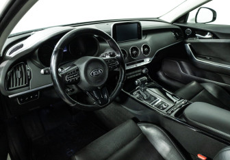Подержанный автомобиль Kia Stinger 2018 года (11 фото)