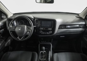 Подержанный автомобиль Mitsubishi Outlander 2019 года (10 фото)